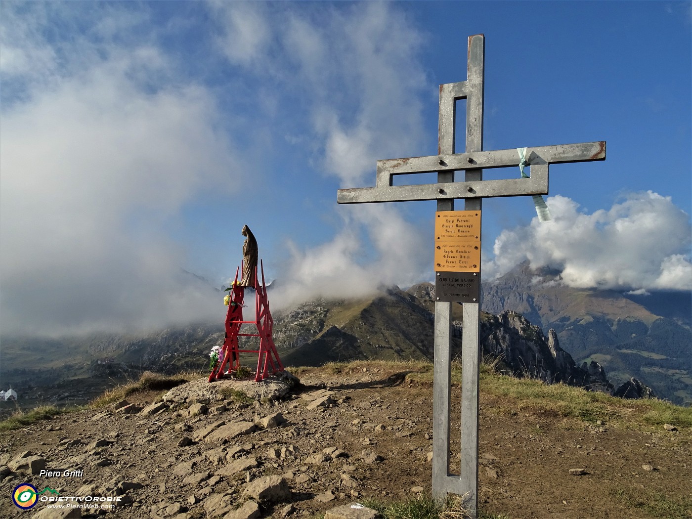 66 Alla croce e Madonnina di vetta del Sodadura (2011 m).JPG